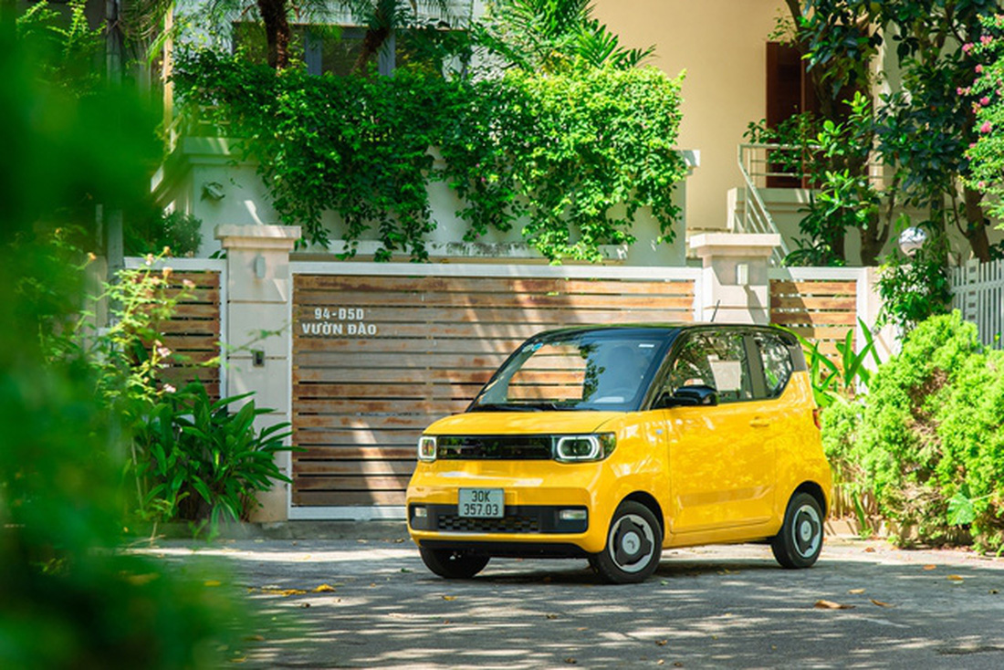 Wuling HongGuang MiniEV là mẫu ô tô điện mini đầu tiên bán ở Việt Nam, cũng là mẫu ô tô rẻ nhất thị trường hiện nay. Được lắp ráp ở Việt Nam, xe có giá niêm yết từ 239 triệu đồng, hiện được khuyến mãi còn 219 triệu đồng - Ảnh: Wuling
