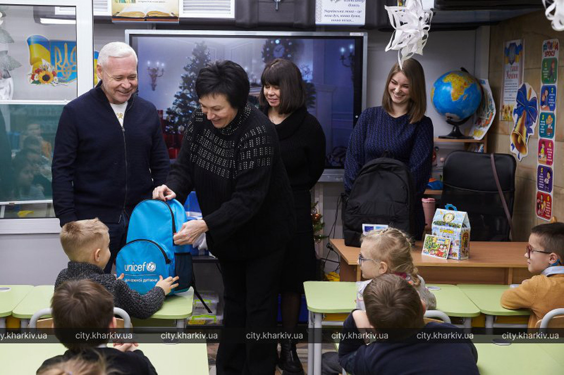 Thị trưởng thành phố Kharkov Igor Terekhov ghé thăm các em học sinh tại một trường học bên trong tàu điện ngầm, nhân dịp Giáng sinh hôm 26-12 - Ảnh: UKRINFORM