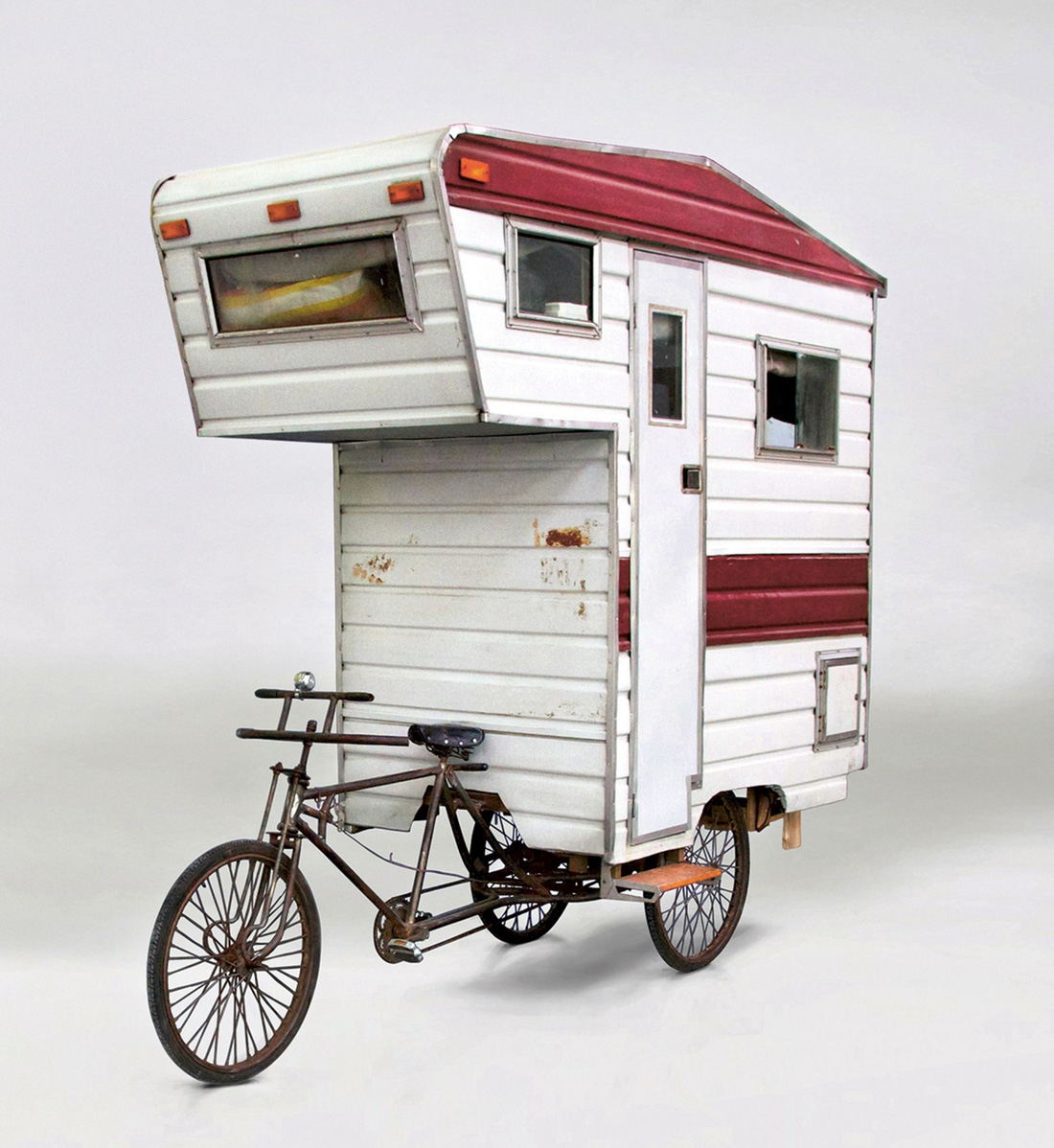 Thực tế, trước Camper Kart, Kevin Cyr cũng từng nổi tiếng với việc chế ra nhà di động xe đạp - một không gian nhỏ gọn nhưng đầy đủ chức năng cơ bản - Ảnh: The Sun