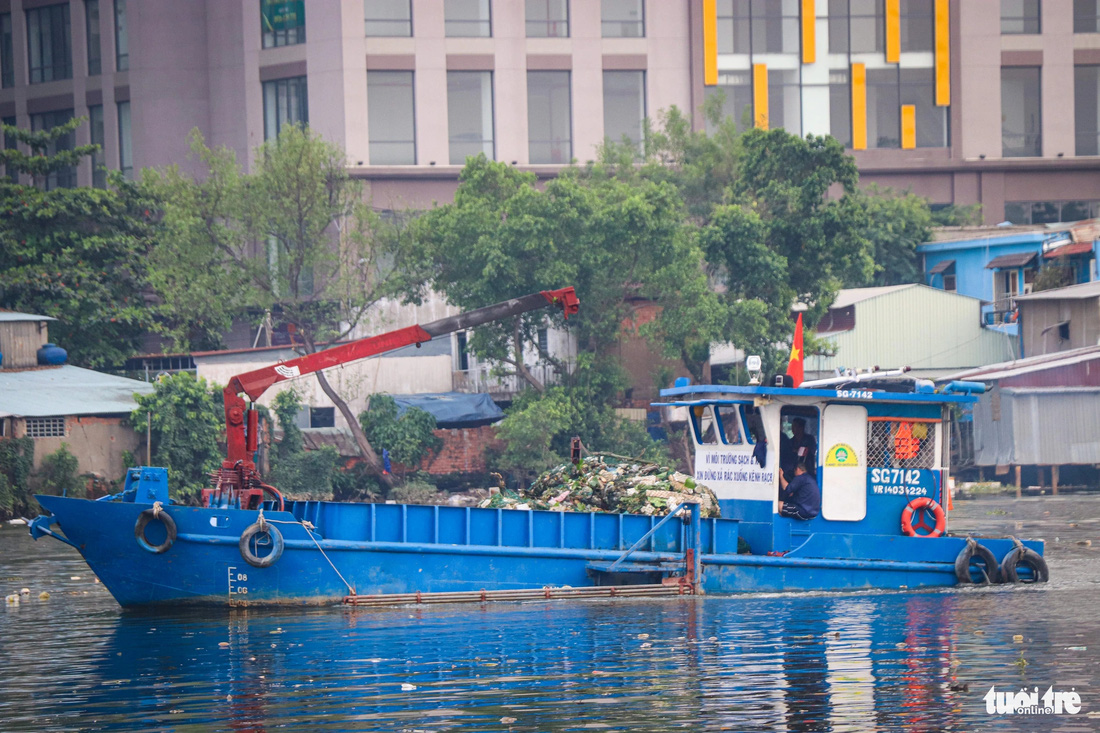 Tình trạng nước thải và hàng trăm loại rác bị vứt xuống trôi lềnh bềnh thành đống trên mặt kênh Đôi xảy ra mỗi ngày. Vì vậy, các tàu, ghe của công ty môi trường phải đi lại vớt rác liên tục - Ảnh: CHÂU TUẤN