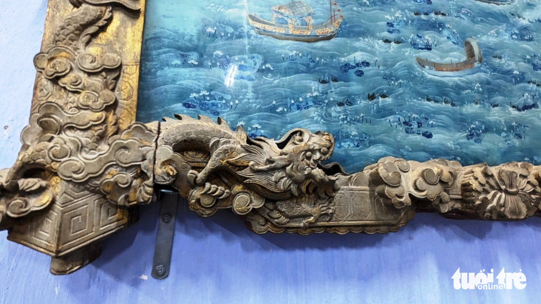 Rồng 5 móng vờn mây tượng trưng cho uy quyền của vua triều Nguyễn được trang trí trên bức tranh gương - Ảnh: NHẬT LINH