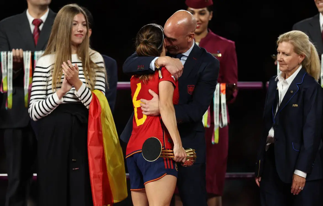 Hành động của ông Rubiales - chủ tịch Liên đoàn Bóng đá Tây Ban Nha (RFEF), ôm hôn nữ cầu thủ bị tẩy chay dữ dội - Ảnh: GETTY IMAGES