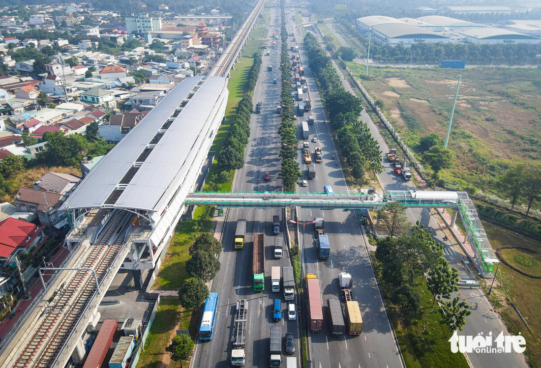 Cầu đi bộ kết nối nhà ga khu công nghệ cao (thuộc tuyến metro số 1) bắc ngang qua xa lộ Hà Nội đã thành hình - Ảnh: CHÂU TUẤN