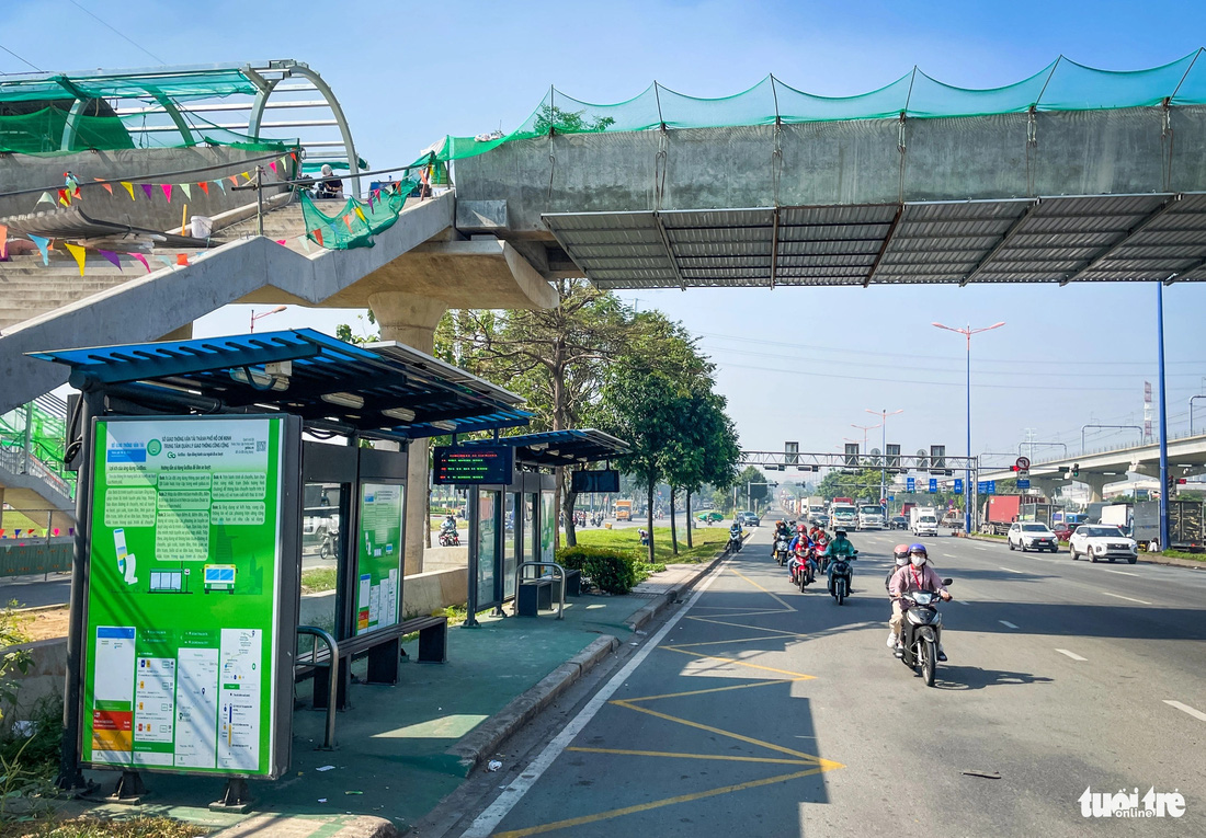 Phía dưới cầu đi bộ, 2 trạm xe buýt khang trang cũng được xây dựng hoàn chỉnh nhằm tăng tính kết nối của tàu metro số 1 và xe buýt - Ảnh: TIẾN QUỐC