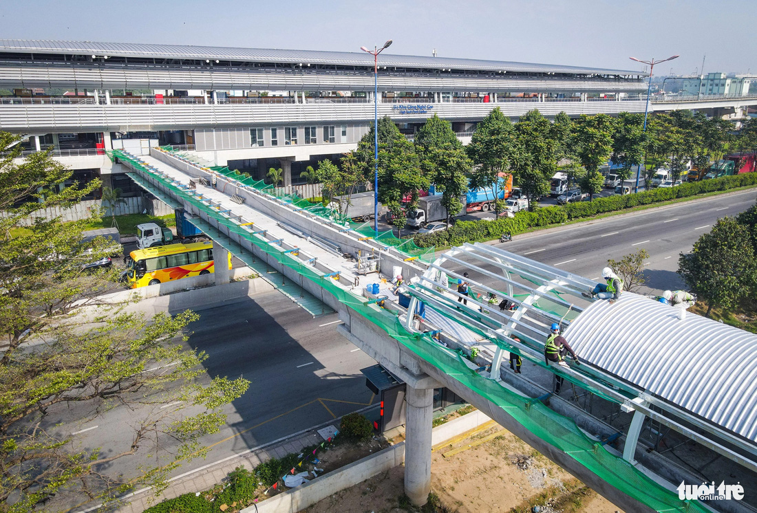 Đối với 2 cầu còn lại là ga Thủ Đức và ga Đại học Quốc gia, Ban Quản lý đường sắt đô thị TP đang phối hợp các đơn vị liên quan hoàn chỉnh công tác di dời hạ tầng kỹ thuật và xin cấp phép phương án tổ chức giao thông để làm vào đầu năm 2024 - Ảnh: CHÂU TUẤN