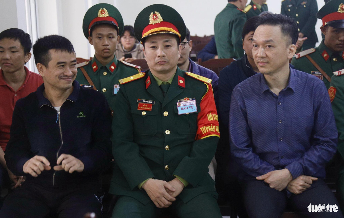 Bị cáo Phan Quốc Việt (trái) và Hồ Anh Sơn tại phiên tòa chiều 29-12
