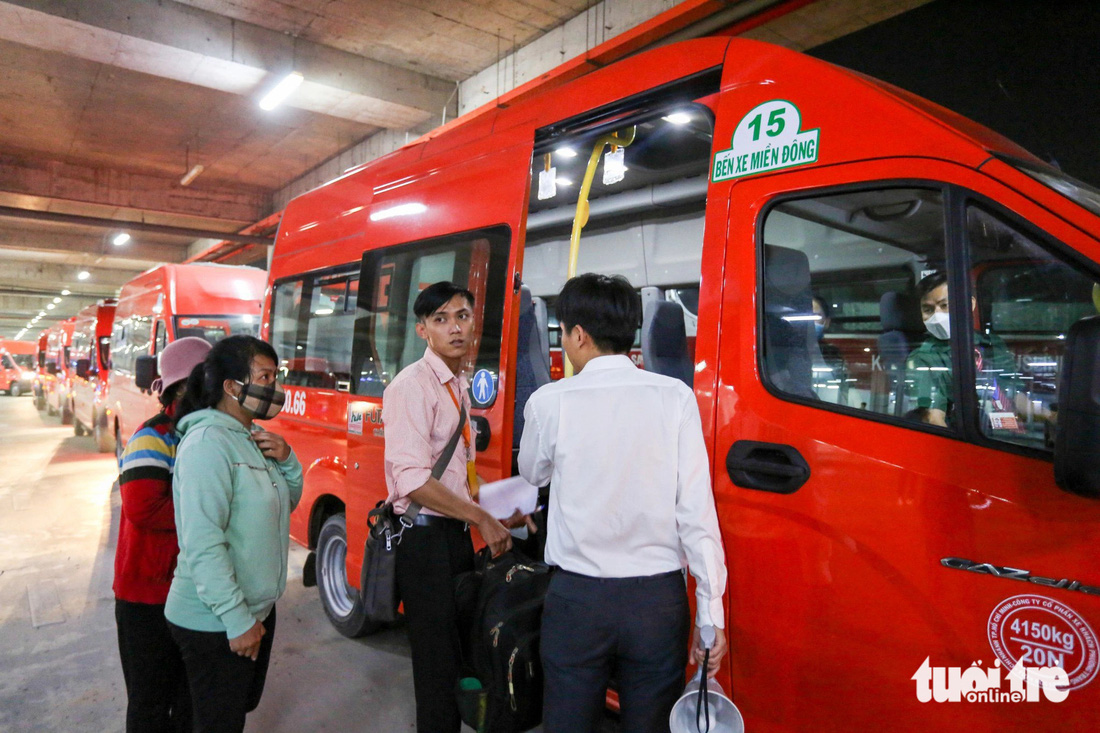 Hành khách đi lại bằng xe trung chuyển miễn phí ở bến xe Miền Đông mới - Ảnh: CHÂU TUẤN