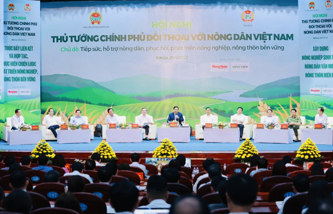 Thủ tướng Phạm Minh Chính và đại diện các bộ đối thoại với nông dân năm 2022 - Ảnh: ĐCSVN/HNV
