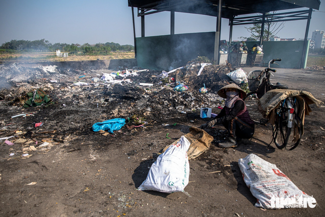 Trong khi đó, cách nhà máy xử lý rác ở xã Việt Hùng chỉ vài trăm mét là một điểm thu gom rác thải sinh hoạt của thôn Châu Phong (xã Liên Hà, huyện Đông Anh) lại trở thành nơi đốt rác tự phát - Ảnh: DANH KHANG