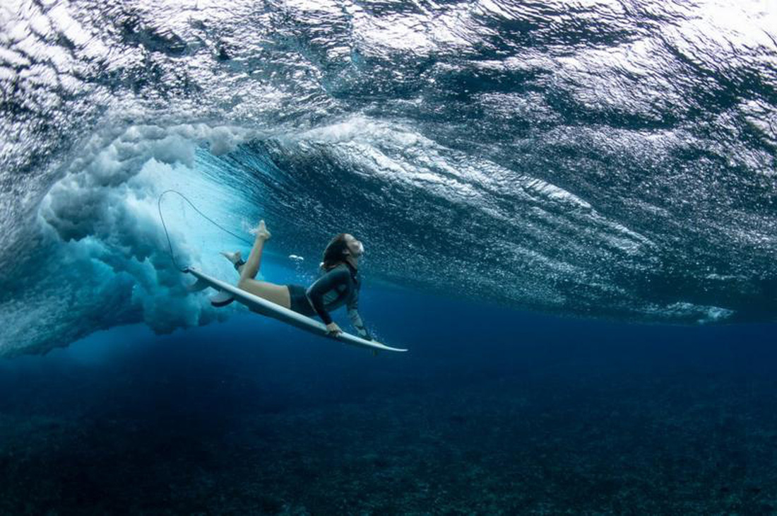 Olivia Ottaway lặn dưới làn sóng ở Teahupo'o, nơi sẽ tổ chức sự kiện lướt sóng của Olympic Paris 2024 - Ảnh: Getty Images