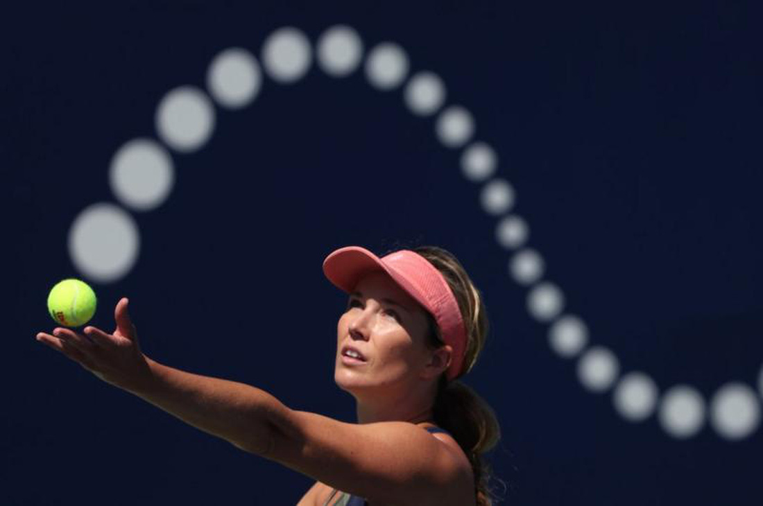 Tay vợt Danielle Collins giao bóng ở tứ kết Giải quần vợt San Diego Open - Ảnh: Getty Images