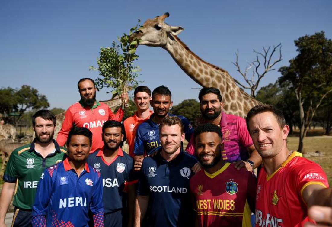 Một con hươu cao cổ chụp ảnh selfie cùng các đội trưởng trước vòng loại Cricket World Cup ở Zimbabwe - Ảnh: Getty Images