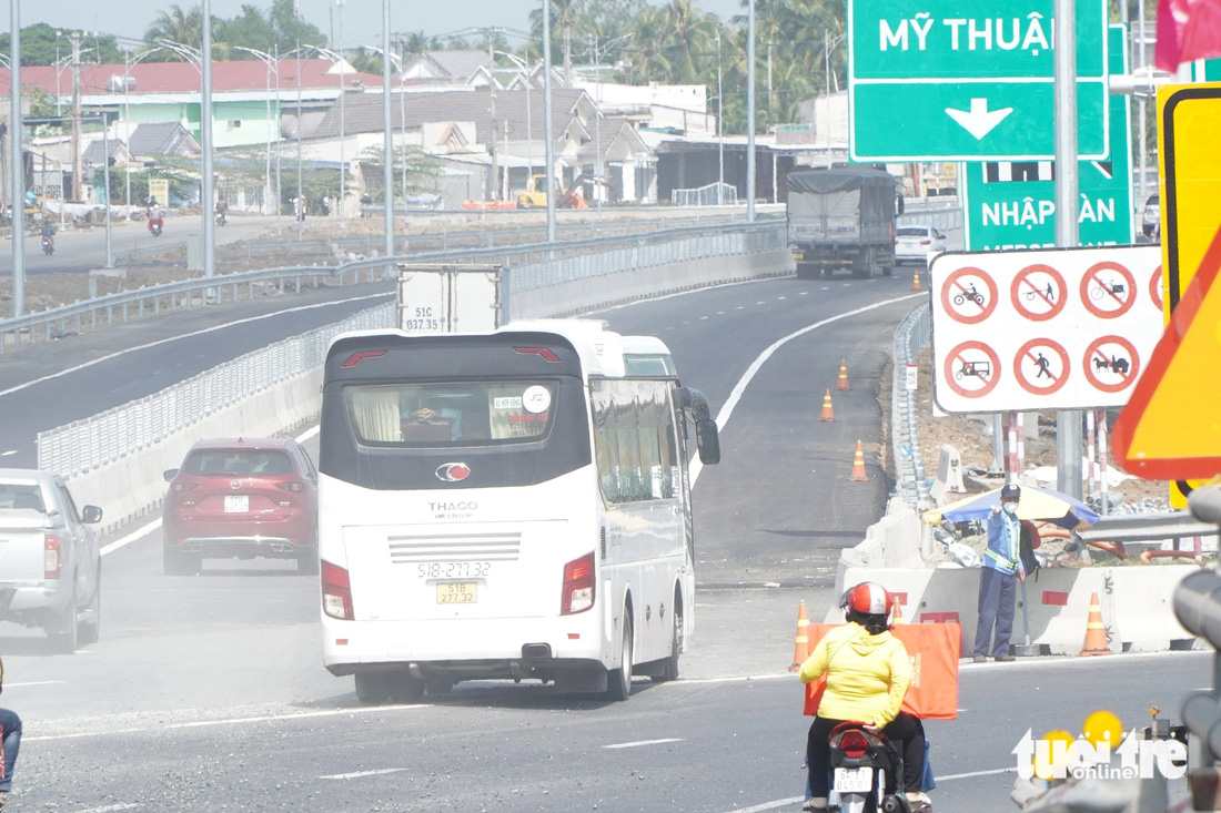 Nhân viên hướng dẫn một ô tô khách muốn đi quốc lộ 1 nhưng chạy nhầm vào cao tốc Mỹ Thuận - Cần Thơ, hướng từ TP Cần Thơ đi TP Vĩnh Long - Ảnh: CHÍ HẠNH