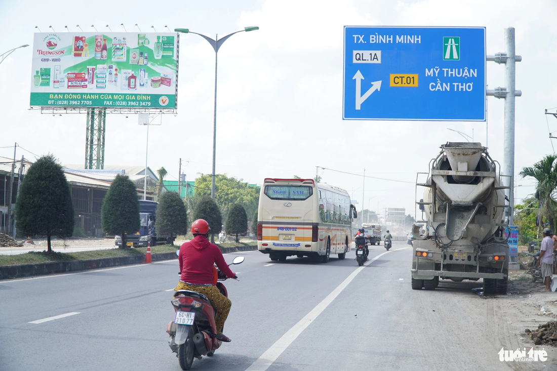 Hướng từ TP.HCM, TP Vĩnh Long đi Cần Thơ hiện không được phép rẽ phải, phải đi thẳng vào hướng thị xã Bình Minh. Rẽ phải chỉ dành cho ô tô lên cao tốc đi TP.HCM - Ảnh: CHÍ HẠNH