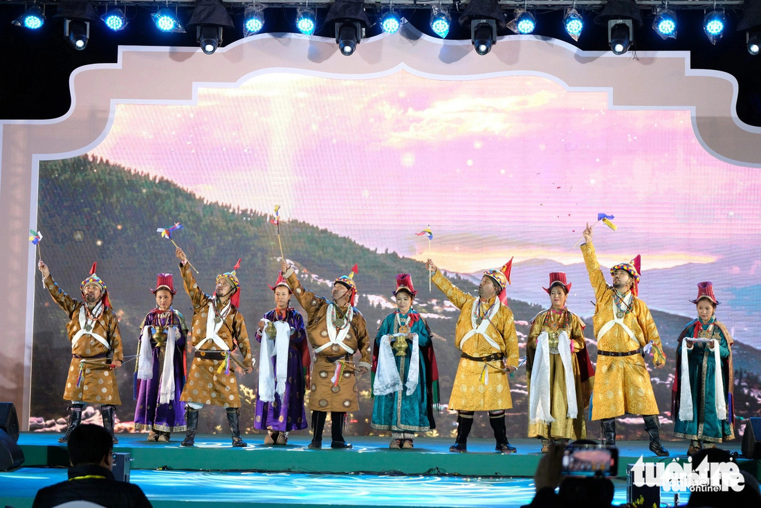 Nhiều đoàn nghệ thuật đến từ Ladahk đã đến Đà Lạt biểu diễn phục vụ người dân và du khách và được ủng hộ nhiệt tình - Ảnh: M.V