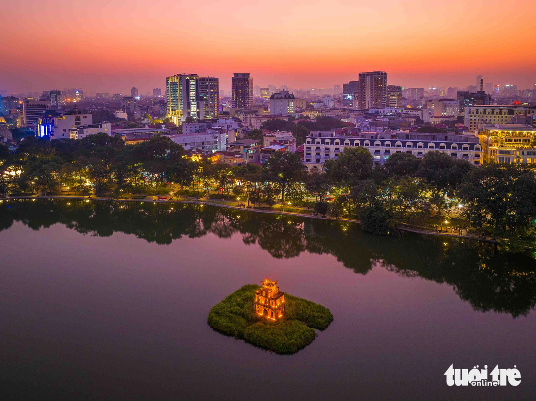 Tháp Rùa - một trong những biểu tượng của thủ đô Hà Nội - được chiếu sáng khi trời tối - Ảnh: VŨ MINH QUÂN