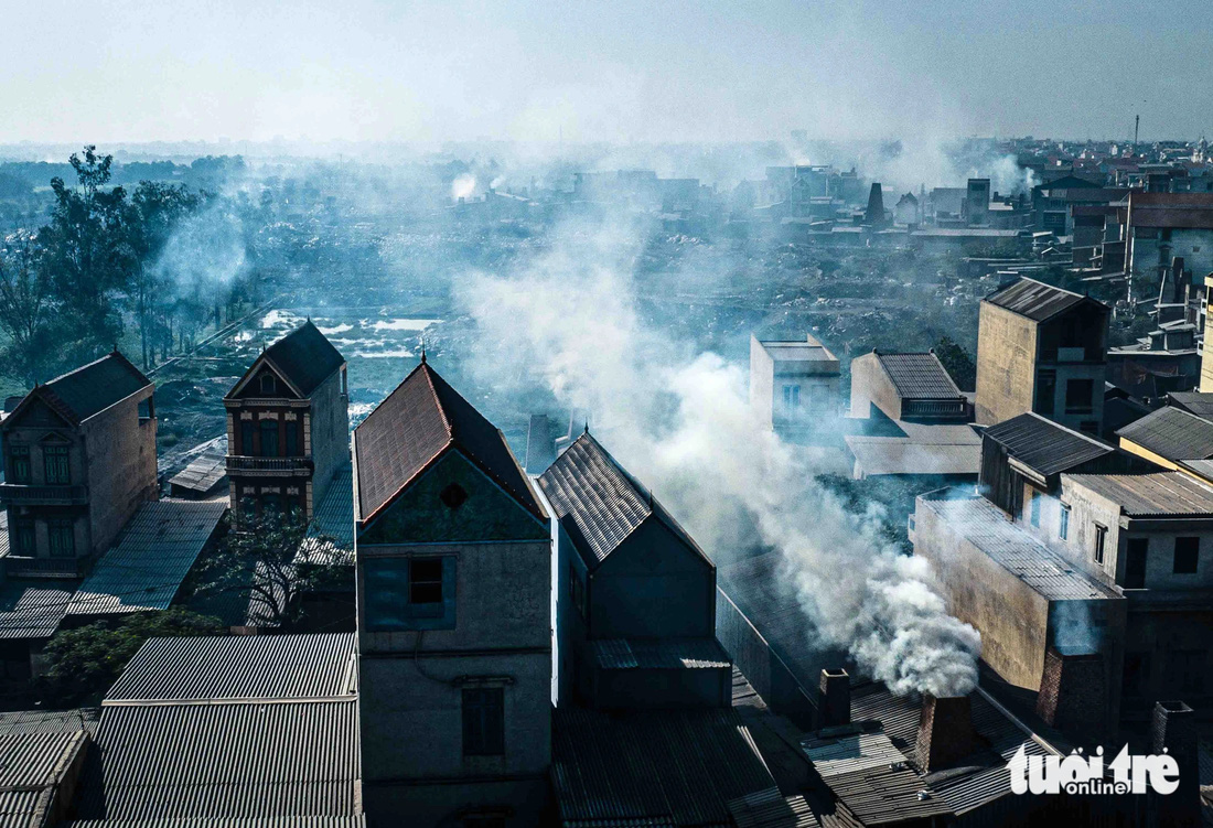 Nhìn từ trên cao, một góc làng nghề tái chế nhôm Mẫn Xá (xã Văn Môn, huyện Yên Phong, Bắc Ninh) đang xả trực tiếp khói thải chưa được xử lý ra môi trường - Ảnh: DANH KHANG
