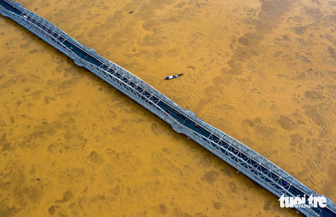 Nước sông Hương đoạn qua cầu Trường Tiền vẩn đục do lũ từ thượng nguồn đổ về gây ngập lụt TP Huế trên diện rộng hồi giữa tháng 11-2023 - Ảnh: NGUYỄN T.A PHONG