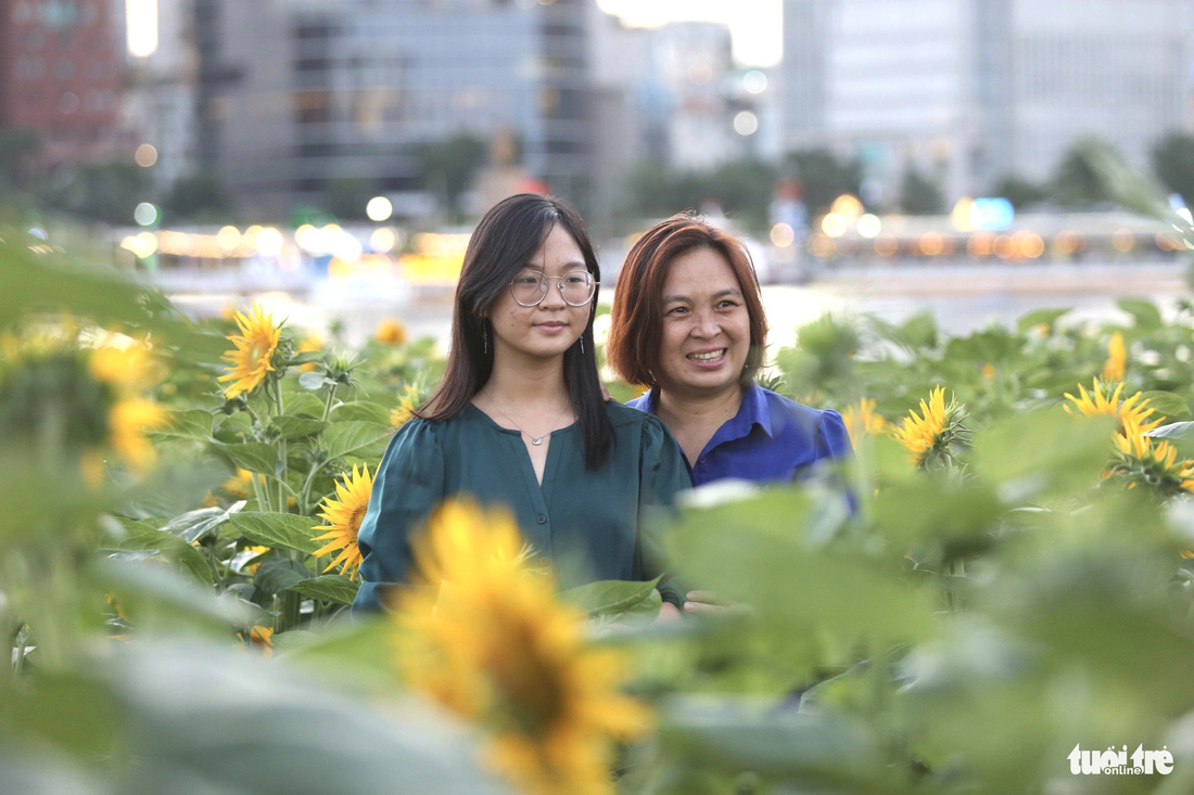 Chị Mai Lan cùng con gái lạc giữa rừng hoa để lưu lại khoảnh khắc đẹp. "Biết được thông tin của công viên này trên mạng nhưng đến ngày lễ tôi mới có thời gian cùng con đến đây", chị chia sẻ - Ảnh: PHƯƠNG QUYÊN