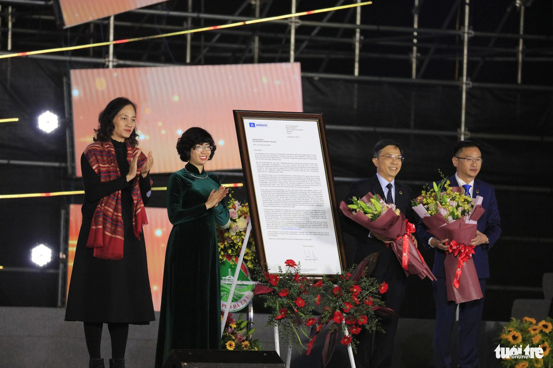 Đại diện UNESCO trao thư xác nhận thành phố Đà Lạt chính thức gia nhập “Mạng lưới các thành phố sáng tạo của UNESCO trong lĩnh vực âm nhạc” cho lãnh đạo thành phố Đà Lạt - Ảnh: M.V