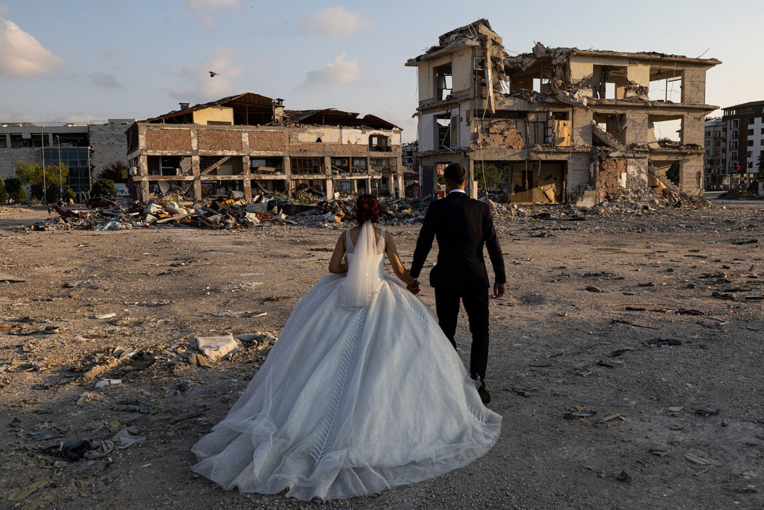 Anh Caner Can Özkan và chị Hamide Büşra Çağlar chụp ảnh cưới tại quê nhà Antakya Pazar Yeri (Thổ Nhĩ Kỳ) hôm 27-6. Đây là một trong những nơi bị trận động đất 7,8 độ ngày 6-2 và những dư chấn tàn phá nặng nề nhất. Tổng cộng gần 60.000 người đã thiệt mạng trong thảm họa tự nhiên này - Ảnh: CNN