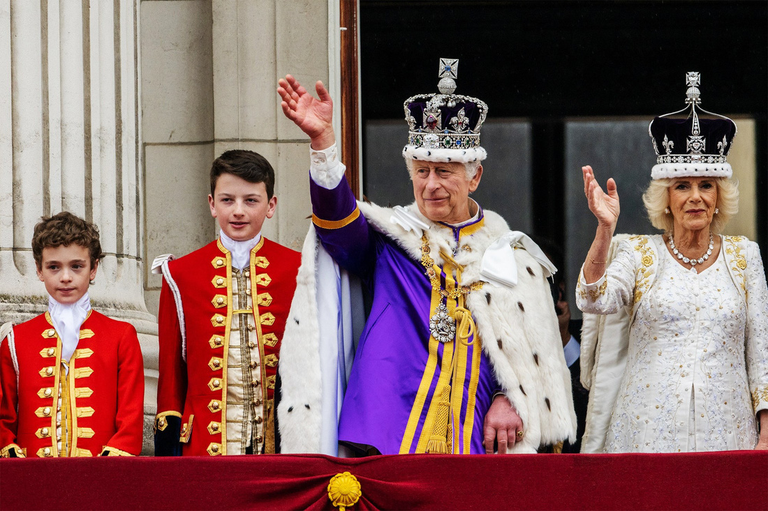 Ngày 6-5, Hoàng gia Anh tổ chức lễ đăng quang cho Vua Charles III. Đây là lễ đăng quang đầu tiên của một vị quân chủ Vương quốc Anh trong 70 năm qua. Lễ đăng quang được toàn thế giới theo dõi. Có đến 158 lãnh đạo các quốc gia đến dự lễ, trong đó có Chủ tịch nước Võ Văn Thưởng - Ảnh: VANITY FAIR