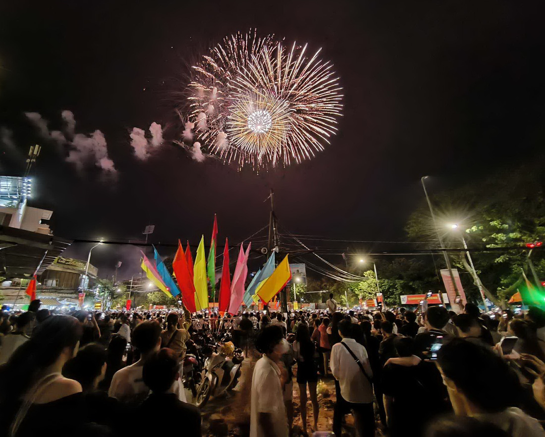 Tại TP Cần Thơ, lúc 21h30, người dân và du khách được thưởng thức màn bắn pháo hoa tầm cao mừng kỷ niệm 20 năm thành phố trực thuộc trung ương (1-1-2004 - 1-1-2024) và đón mừng năm mới - ẢNH: CHÍ QUỐC