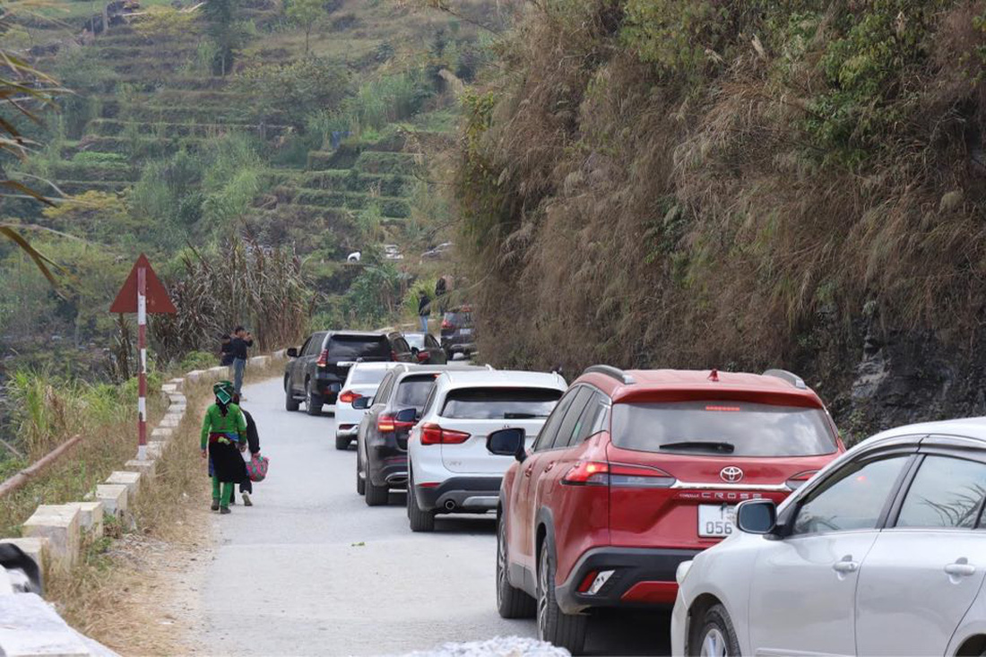 Ô tô nối đuôi nhau vào check-in sông Nho Quế trong ngày 31-12 - Ảnh: Hóng biến Hà Giang