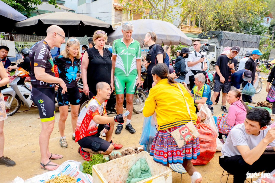 Phiên chợ truyền thống của người đồng bào Thái trên Mai Châu (Hòa Bình) một trong những nét độc đáo níu chân du khách