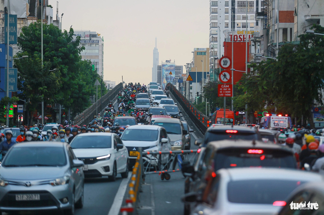 Đoạn cầu vượt thép Cộng Hòa - Hoàng Hoa Thám được rào chắn, phân luồng một chiều vào giờ cao điểm nhưng tình trạng ùn ứ giao thông vẫn thường xuyên xảy ra do lượng lớn xe cộ đi lại - Ảnh: CHÂU TUẤN