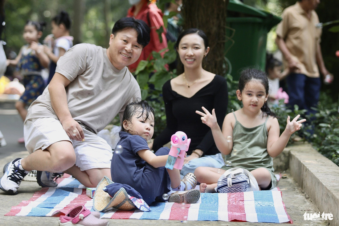Lần đầu tiên chị Thảo Linh (quê Long An) cùng ông xã là người Hàn Quốc và con gái, cháu gái đến Thảo Cầm Viên để tổ chức picnic - Ảnh: PHƯƠNG QUYÊN