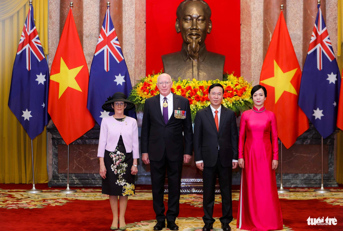 Chuyến thăm từ ngày 3 đến 6-4 của Toàn quyền Úc đánh dấu chuyến thăm cấp nhà nước đầu tiên của một nguyên thủ nước ngoài tới Việt Nam trong năm 2023. Trong ảnh: Chủ tịch nước Võ Văn Thưởng và phu nhân chụp ảnh chung với Toàn quyền Úc David Hurley cùng phu nhân - Ảnh: NGUYỄN KHÁNH