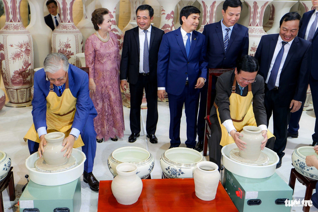 Chủ tịch nước Võ Văn Thưởng và Tổng thống Kazakhstan Kassym-Jomart Tokayev cùng nhau làm gốm tại làng nghề gốm Chu Đậu (tỉnh Hải Dương). Tổng thống Tokayev thăm Việt Nam từ ngày 20 đến 22-8 theo lời mời của Chủ tịch nước Võ Văn Thưởng. Đây là lần đầu tiên ông đến Việt Nam trên cương vị mới, cũng là chuyến thăm đầu tiên tới Việt Nam của một tổng thống Kazakhstan sau 12 năm - Ảnh: NGUYỄN KHÁNH