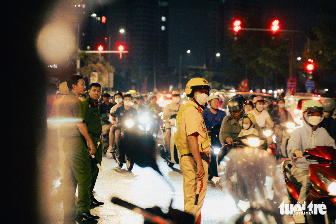 Lực lượng cảnh sát giao thông, cảnh sát trật tự, dân quân tự vệ nỗ lực điều phối giao thông ngay cổng ra vào công viên bờ sông Sài Gòn - Ảnh: THANH HIỆP