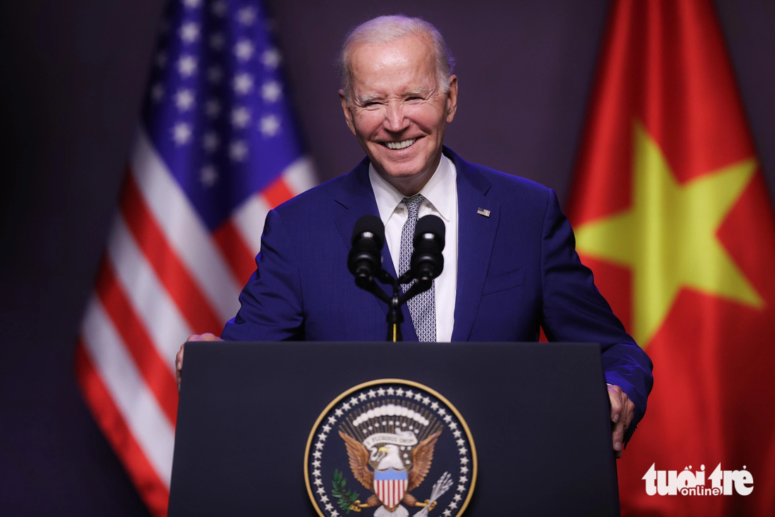 Tổng thống Mỹ Joe Biden bật cười tại cuộc họp báo riêng của phái đoàn Mỹ tại khách sạn ở Hà Nội vào tối 10-9, sự kiện diễn ra ngay sau khi kết thúc tốt đẹp cuộc hội đàm với Tổng bí thư Nguyễn Phú Trọng - Ảnh: NGUYỄN KHÁNH