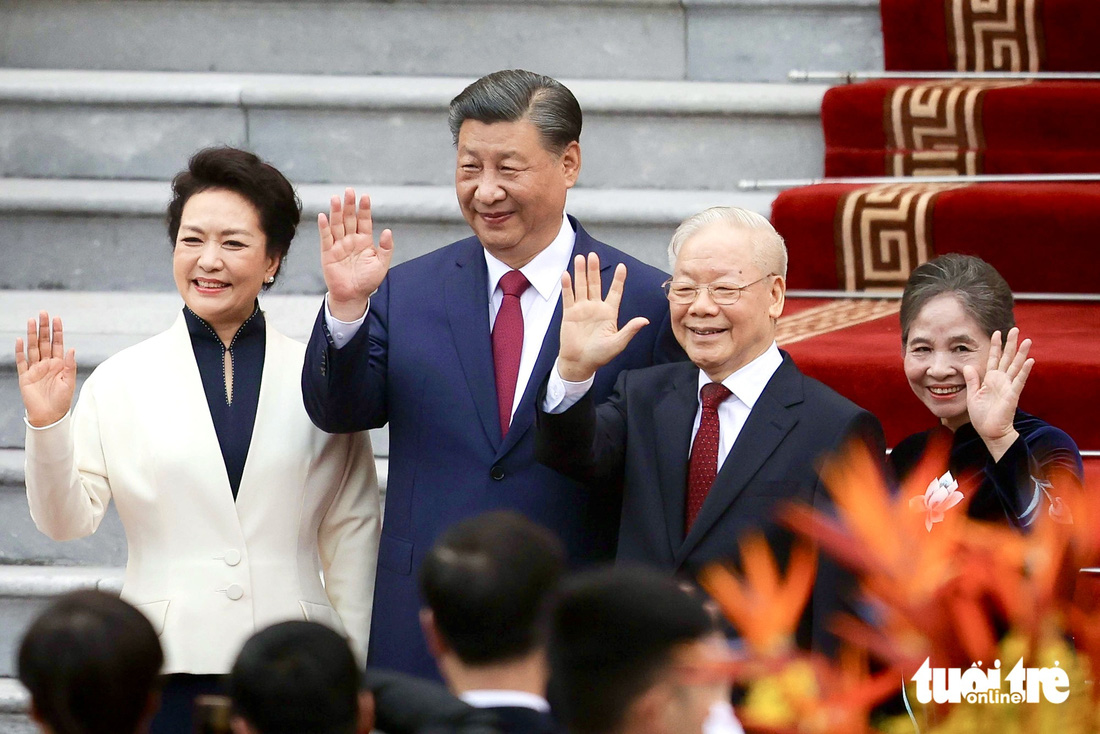 Tổng bí thư Nguyễn Phú Trọng và Tổng bí thư, Chủ tịch nước Trung Quốc Tập Cận Bình cùng hai phu nhân chụp ảnh chung tại lễ đón - Ảnh: NGUYỄN KHÁNH