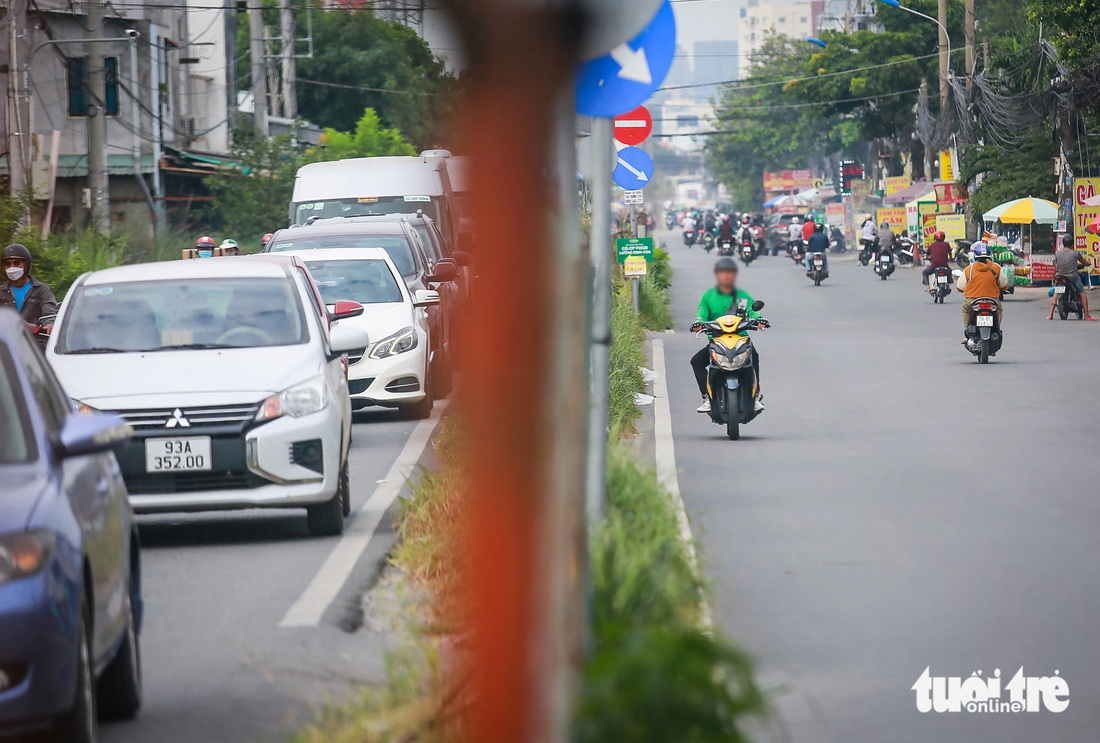 Hình ảnh người lái xe máy bất chấp nguy hiểm chạy ngược chiều để vượt qua đoạn kẹt trên đường Lương Định Của xuất hiện mỗi ngày - Ảnh: CHÂU TUẤN