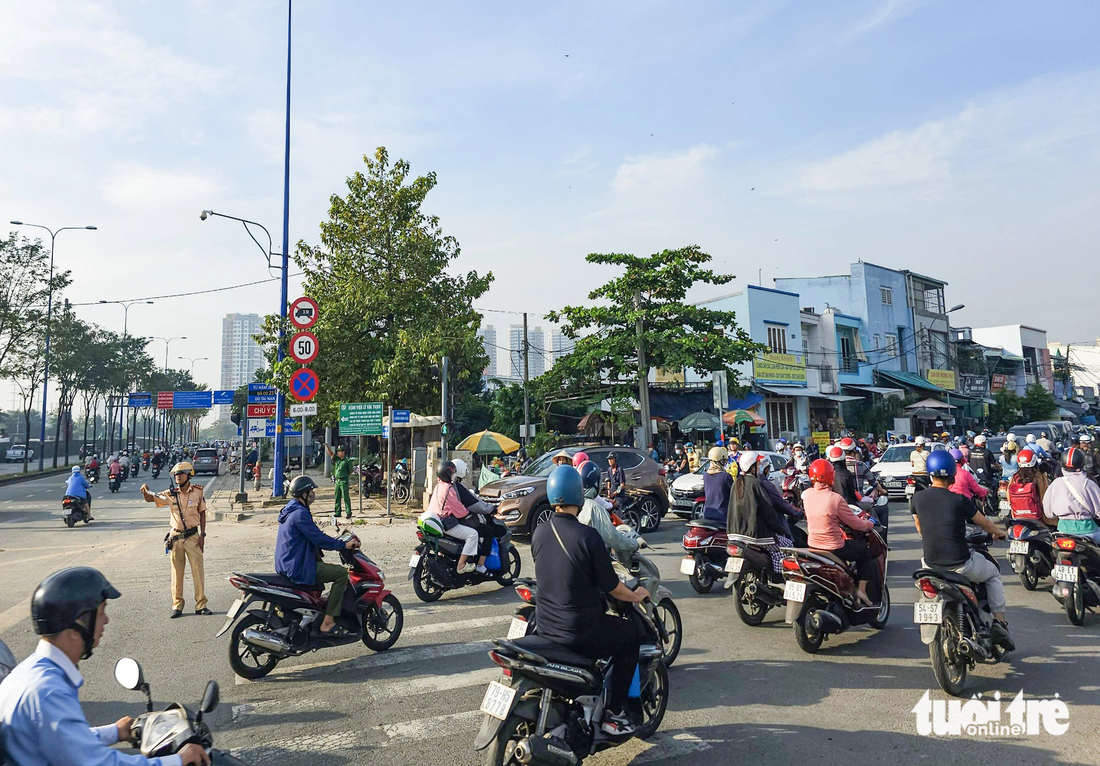 Lực lượng cảnh sát giao thông thường xuyên có mặt để phân luồng giao thông ở nút giao An Phú, khu vực đầu đường Lương Định Của để giảm ùn tắc xe cộ - Ảnh: ÁI NHÂN