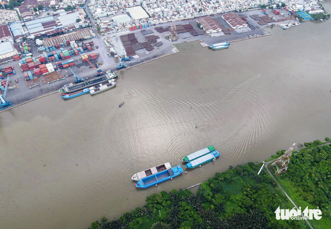 Trong ảnh là khu vực sông Sài Gòn - nơi dự kiến xây dựng cầu Thủ Thiêm 4 kết nối khu đô thị Thủ Thiêm và quận 7 - Ảnh: LÊ PHAN