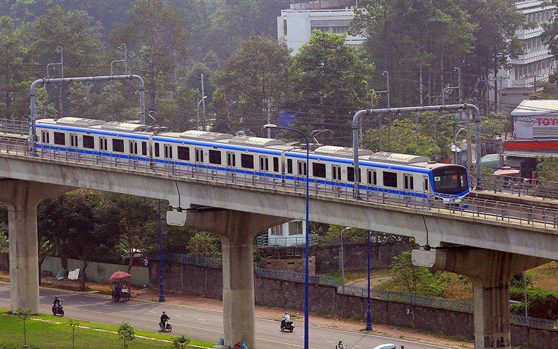 Metro số 1 dự kiến khai thác thương mại vào tháng 7-2024. Trong ảnh: Tuyến metro số 1 đi qua đoạn ray trên cao ở TP Thủ Đức - Ảnh: CHÂU TUẤN