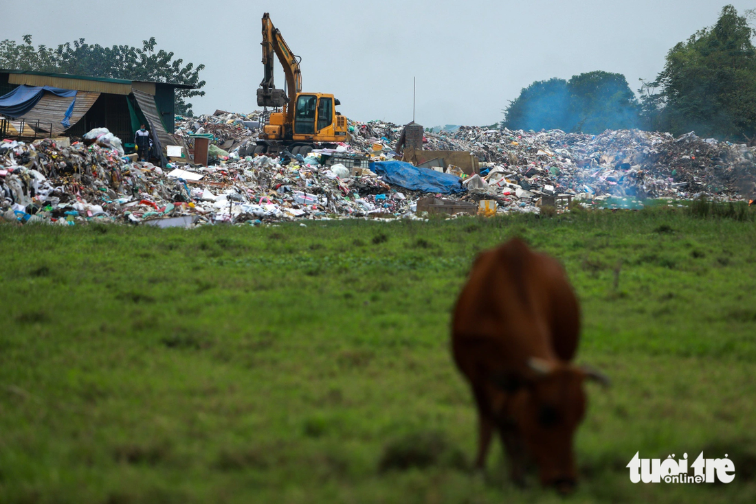 Điểm tập kết rác thải thành bãi rác hàng ngàn tấn - Ảnh: DANH KHANG