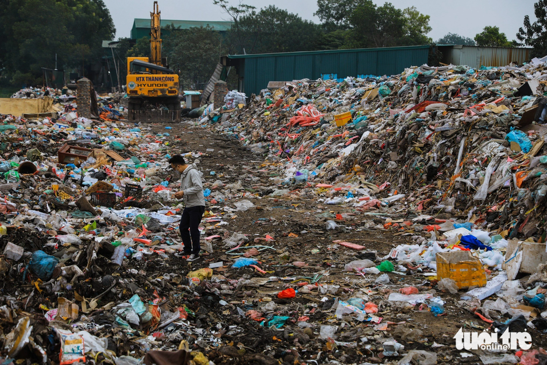 Hàng ngàn tấn rác tại điểm tập kết rác thải ở xã Hữu Bằng vẫn chưa được thu dọn - Ảnh: DANH KHANG