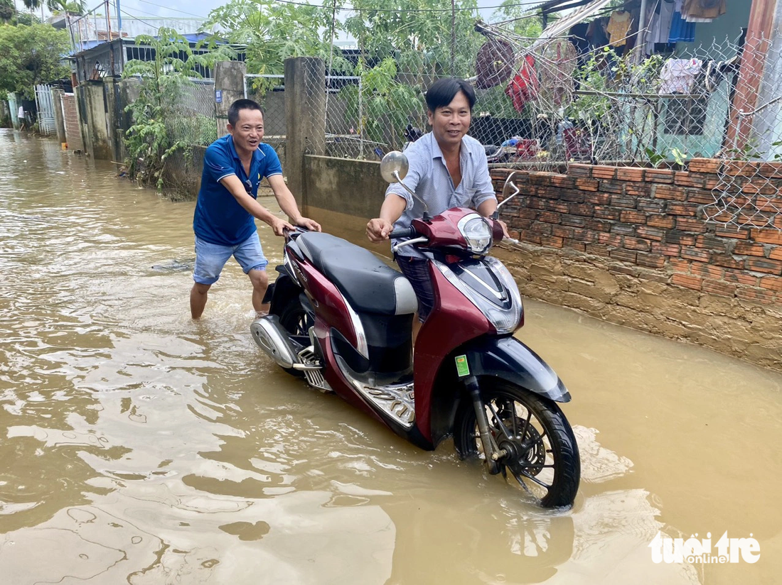 Dân vùng ngập đường Mẹ Suốt, Đà Nẵng trở về nhà sau đợt mưa lớn tháng 10 vừa qua - Ảnh: TRƯỜNG TRUNG