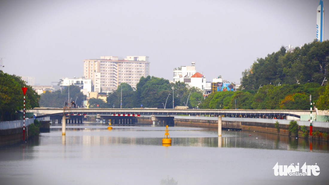 Cầu đi bộ bắc ngang kênh Nhiêu Lộc - Thị Nghè sắp hoàn thiện - Ảnh: TIẾN QUỐC