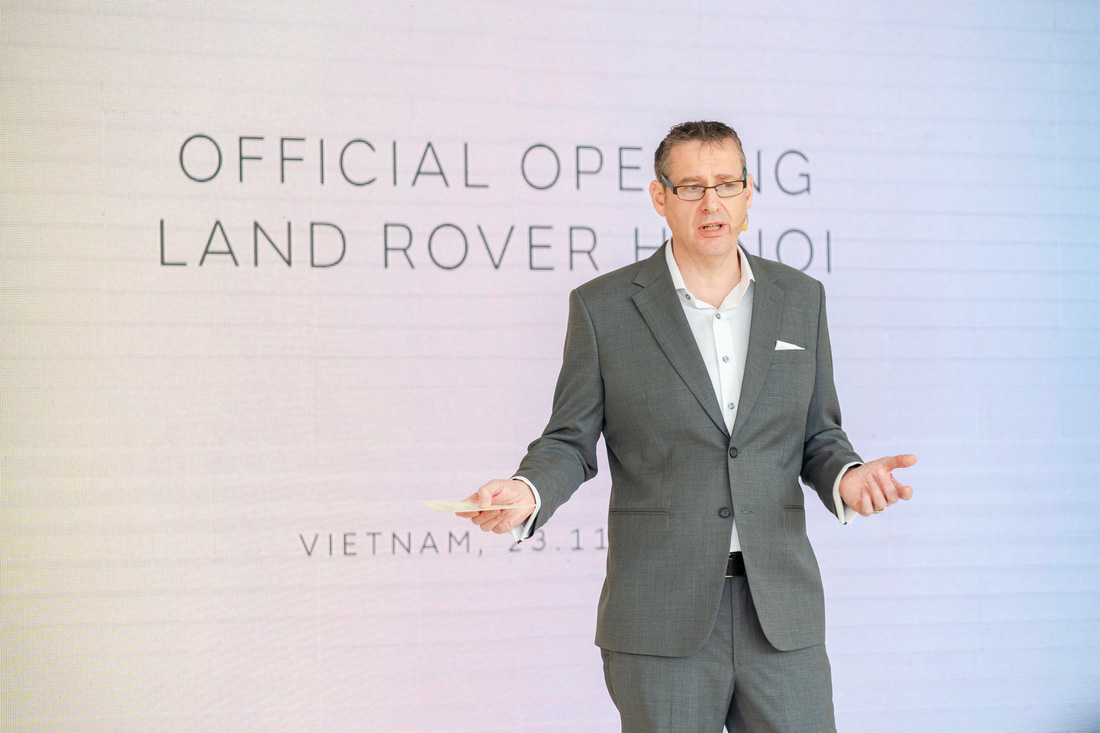 Giám đốc điều hành JLR châu Á - Thái Bình Dương, ông Alistair Scott, có mặt tại lễ khai trương showroom mới của JLR - Ảnh: JLR