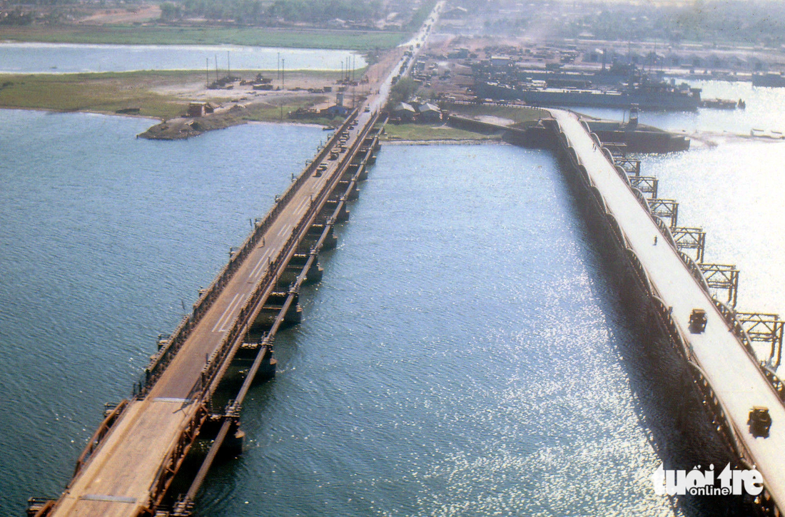 Cầu Nguyễn Văn Trỗi (bên phải) trước ngày thống nhất đất nước - Ảnh: Tư liệu