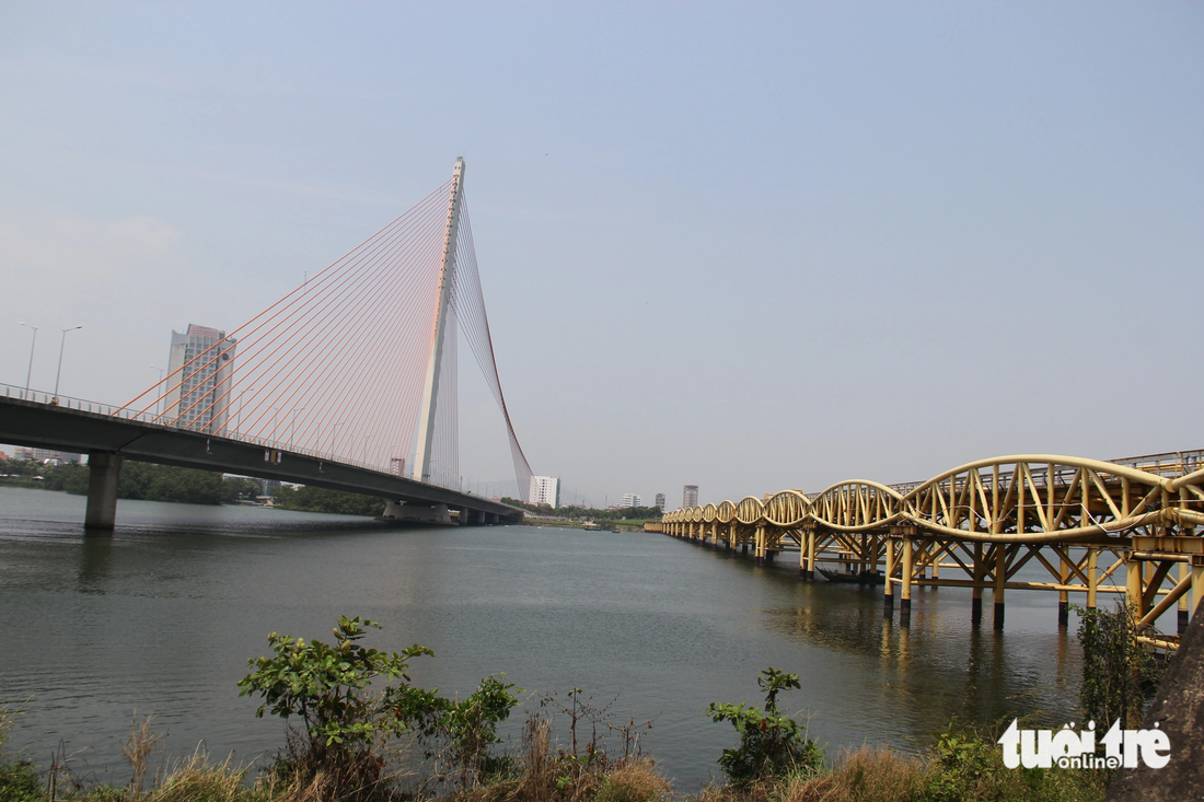 Cầu Nguyễn Văn Trỗi bên cạnh cây cầu mới Trần Thị Lý - Ảnh: TRƯỜNG TRUNG