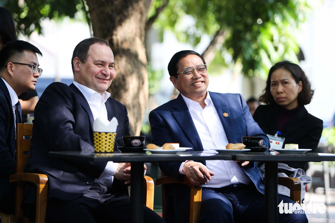 Thủ tướng Phạm Minh Chính và Thủ tướng Belarus Roman Golovchenko thưởng thức cà phê Việt Nam - Ảnh: NGUYỄN KHÁNH