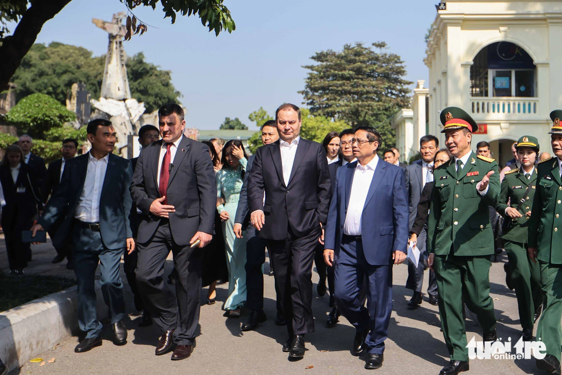 Thủ tướng Phạm Minh Chính và Thủ tướng Belarus Roman Golovchenko đến tham quan Cột cờ Hà Nội - Ảnh: NGUYỄN KHÁNH