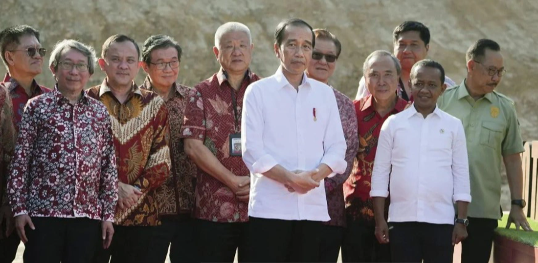 Tổng thống Indonesia Joko Widodo (giữa) dự lễ khởi công các dự án do các nhà đầu tư tư nhân tài trợ tại thủ đô Nusantara ở Đông Kalimantan - Ảnh: BLOOMBERG